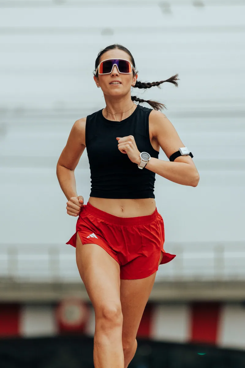 Runner wearing hDrop during outdoor training